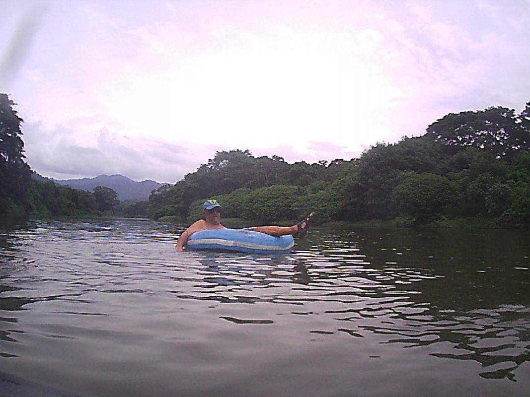 Carlos flotando en el Río Don Diego